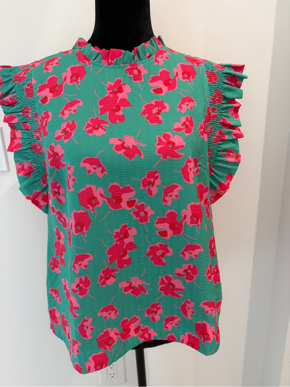 Boutique sleeveless top mock neck ! Excellent condition - Picture 2 of 9